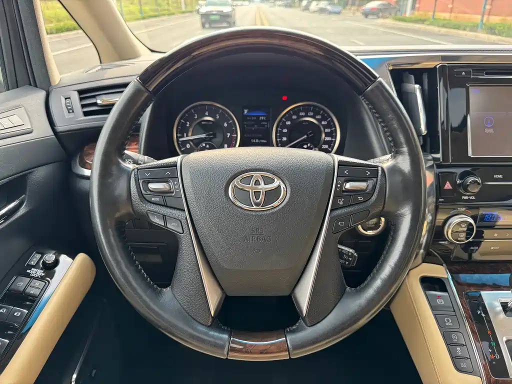 Toyota Alphard — фото 17
