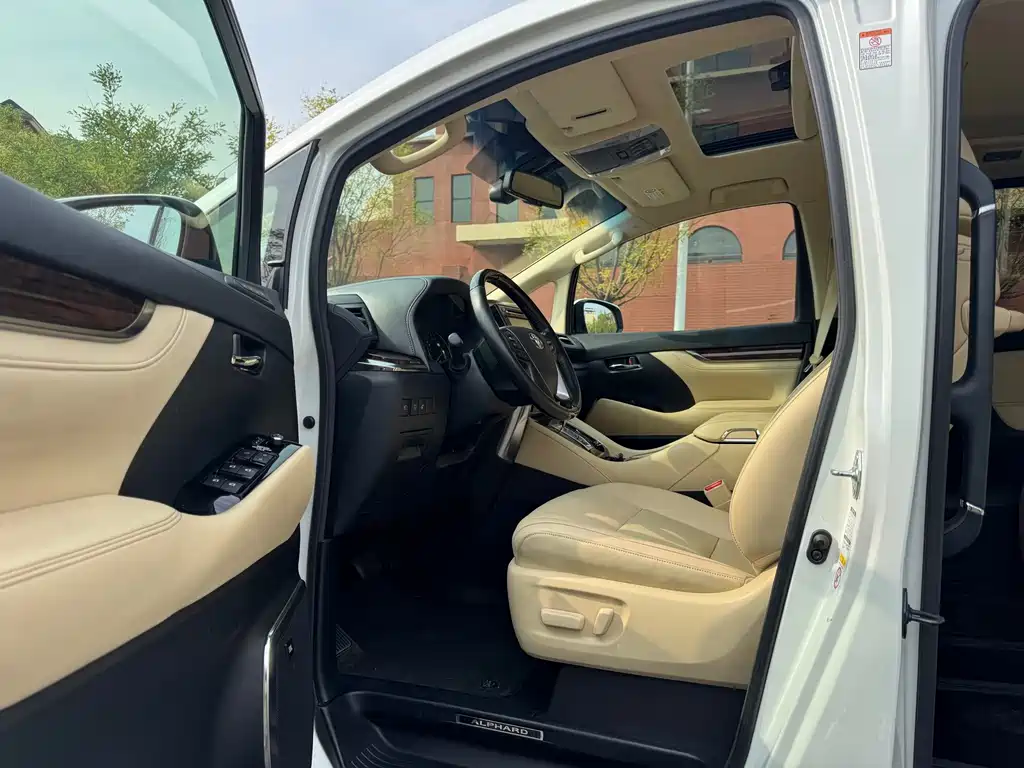 Toyota Alphard — фото 3