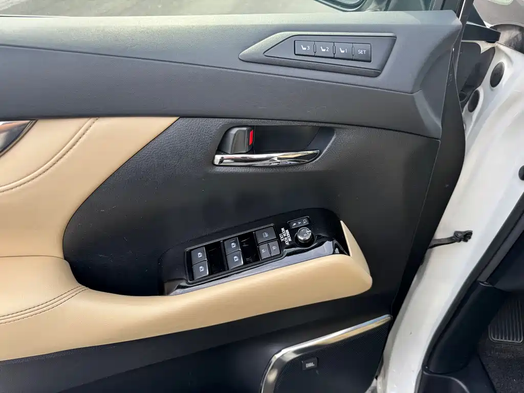 Toyota Alphard — фото 22