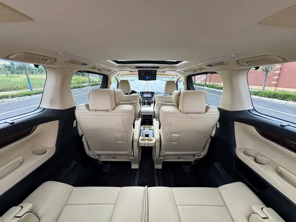 Toyota Alphard — фото 24
