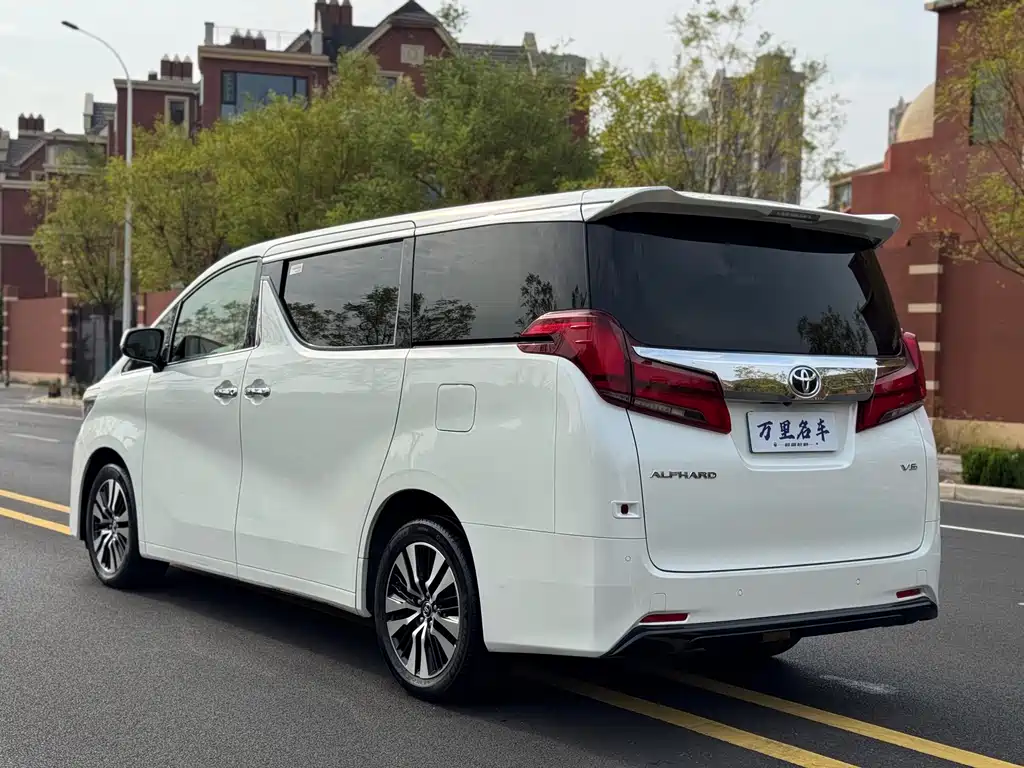 Toyota Alphard — фото 29