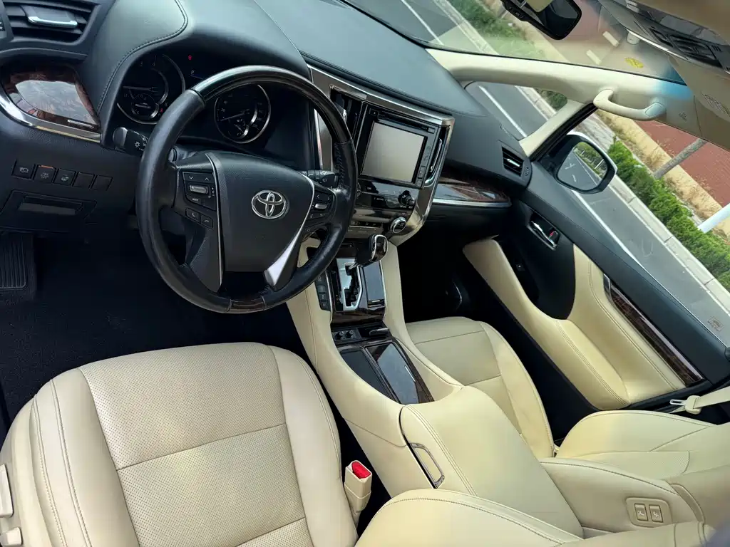 Toyota Alphard — фото 4