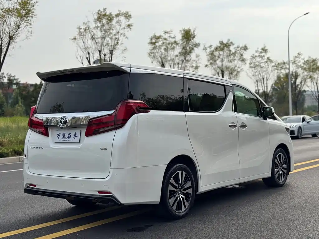 Toyota Alphard — фото 31