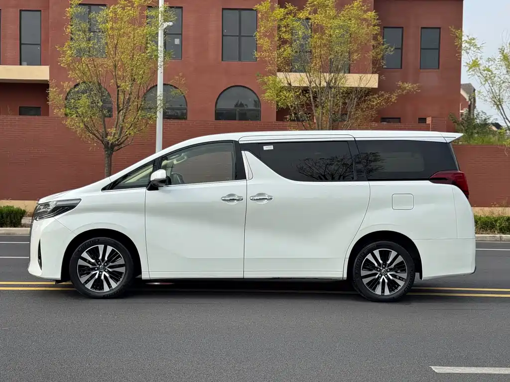 Toyota Alphard — фото 32