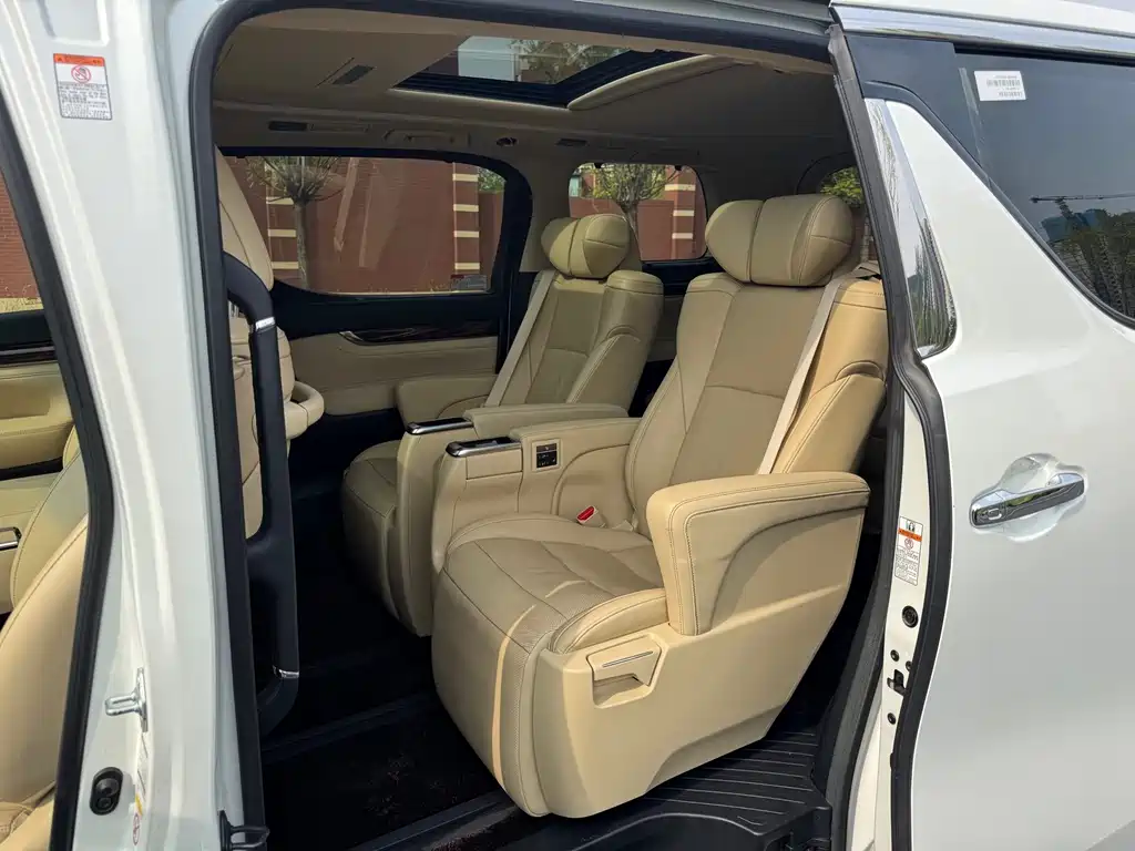Toyota Alphard — фото 5