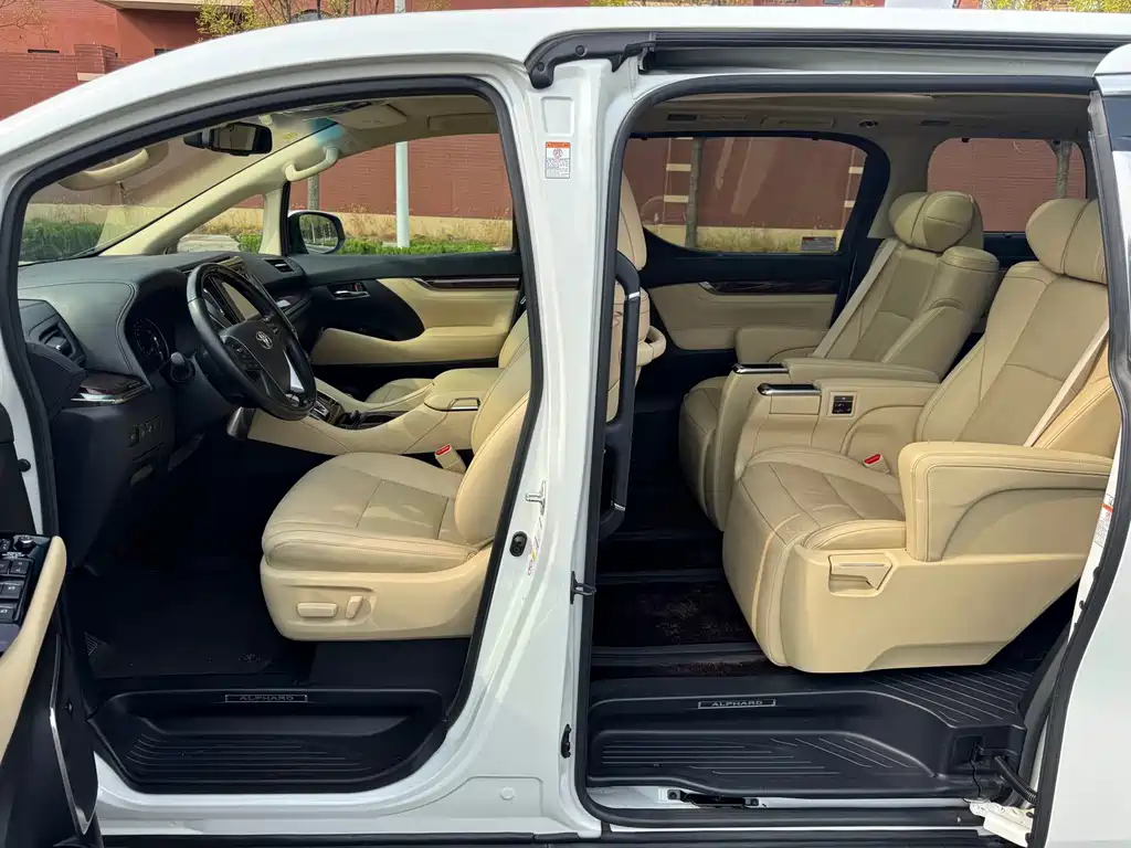 Toyota Alphard — фото 6