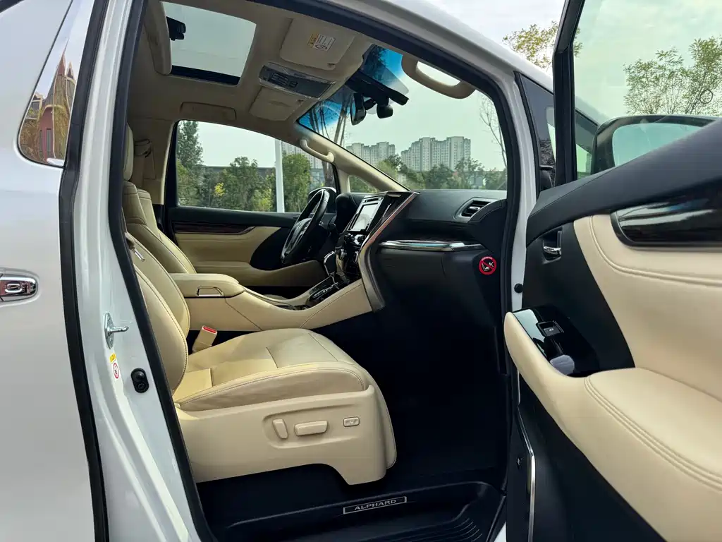 Toyota Alphard — фото 7
