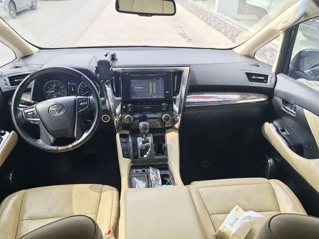 Toyota Alphard — фото 11