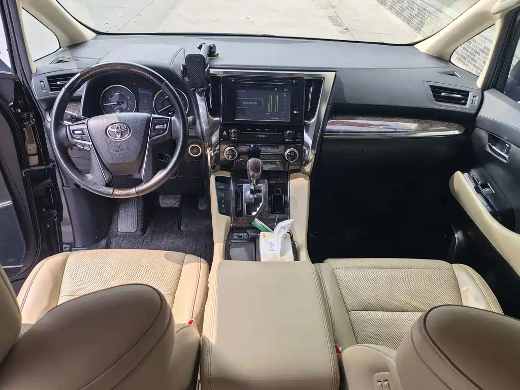 Toyota Alphard — фото 12