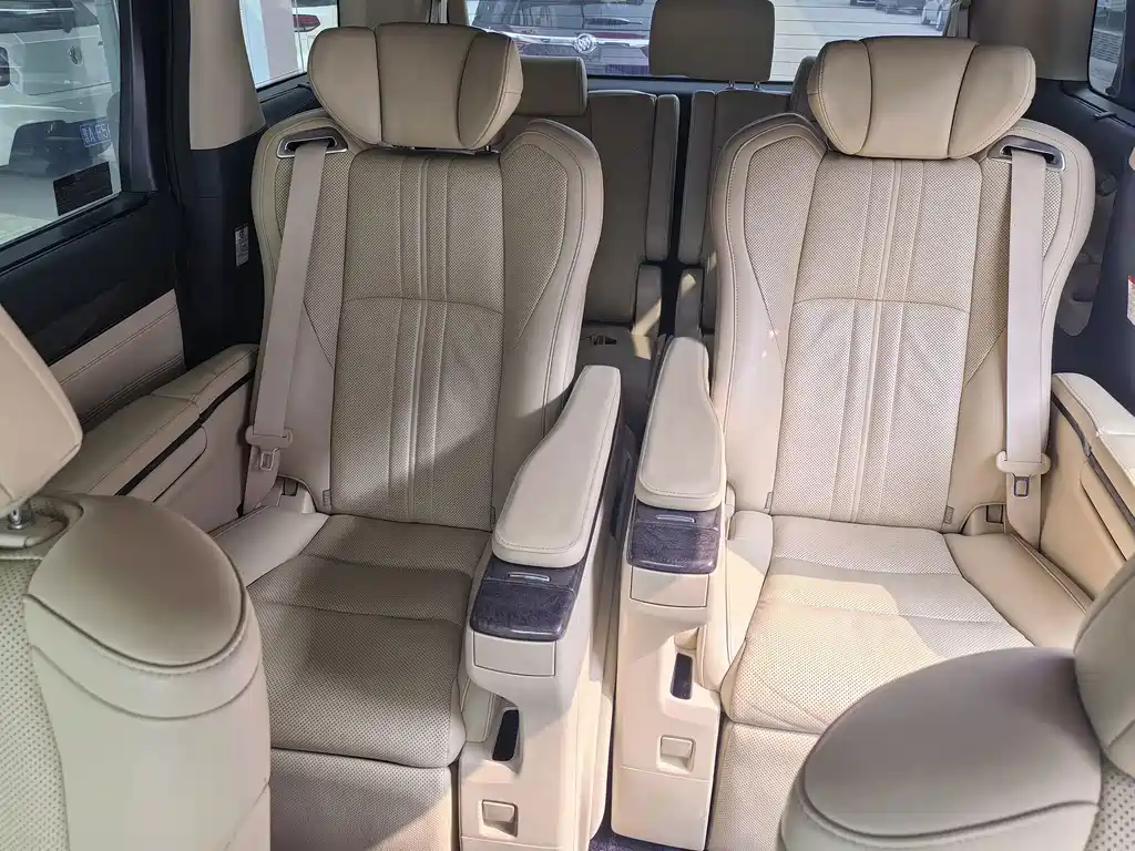 Toyota Alphard — фото 4