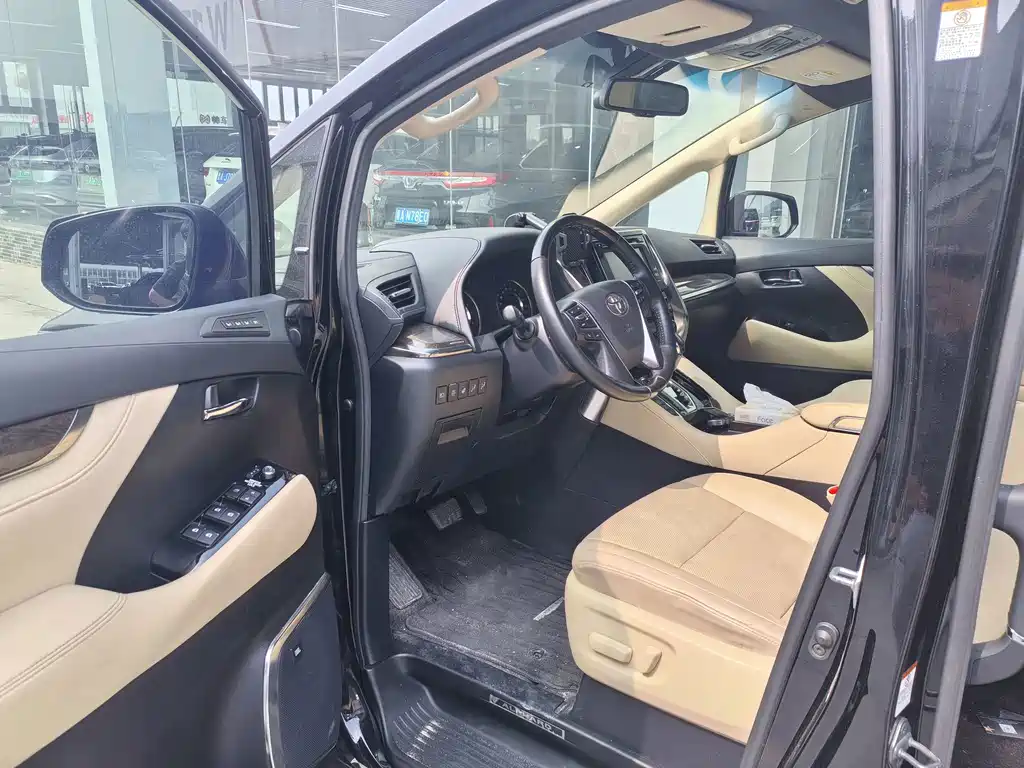 Toyota Alphard — фото 5