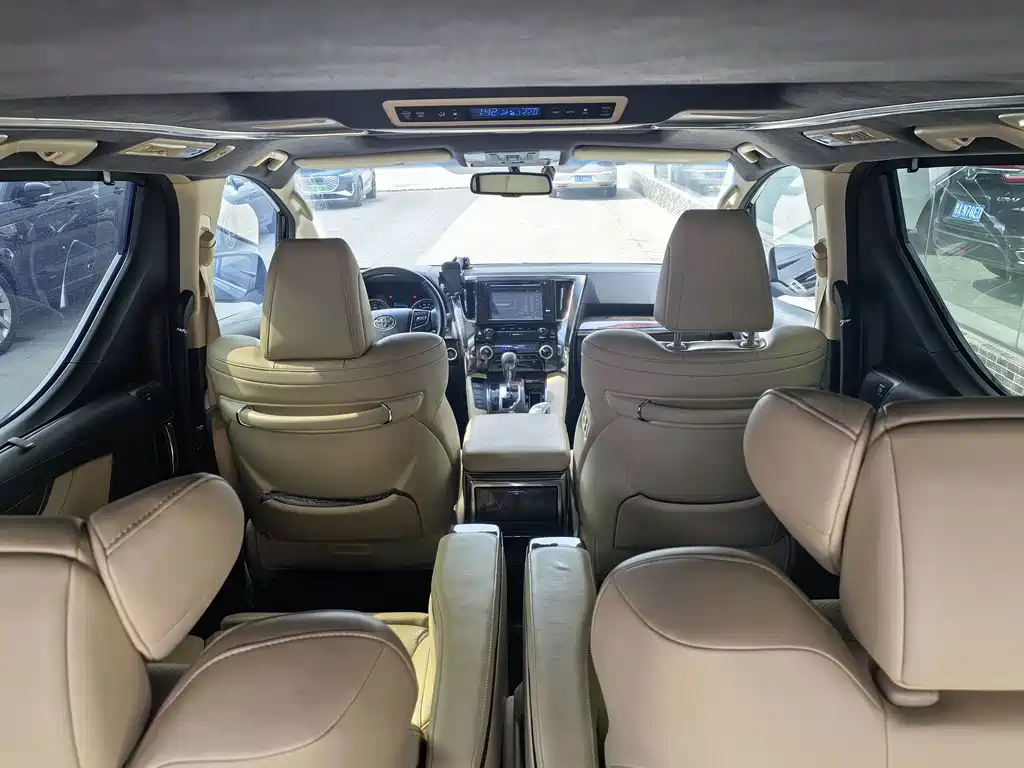 Toyota Alphard — фото 6