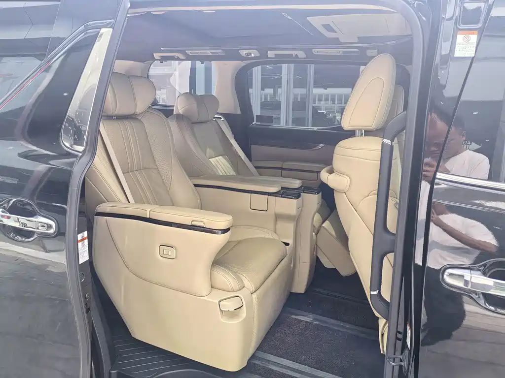 Toyota Alphard — фото 8