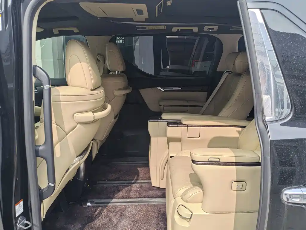 Toyota Alphard — фото 9