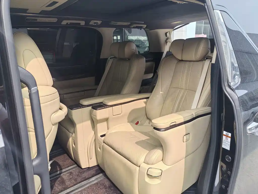 Toyota Alphard — фото 10