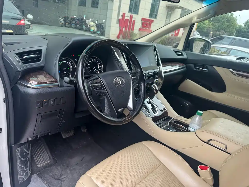 Toyota Alphard — фото 2