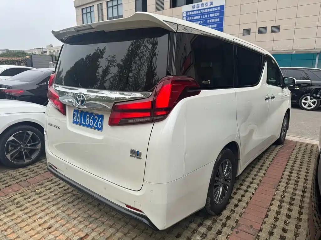 Toyota Alphard — фото 14