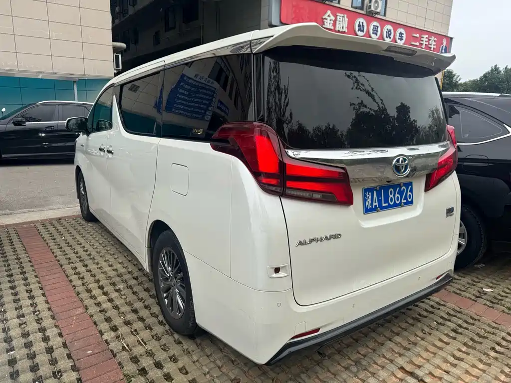 Toyota Alphard — фото 15
