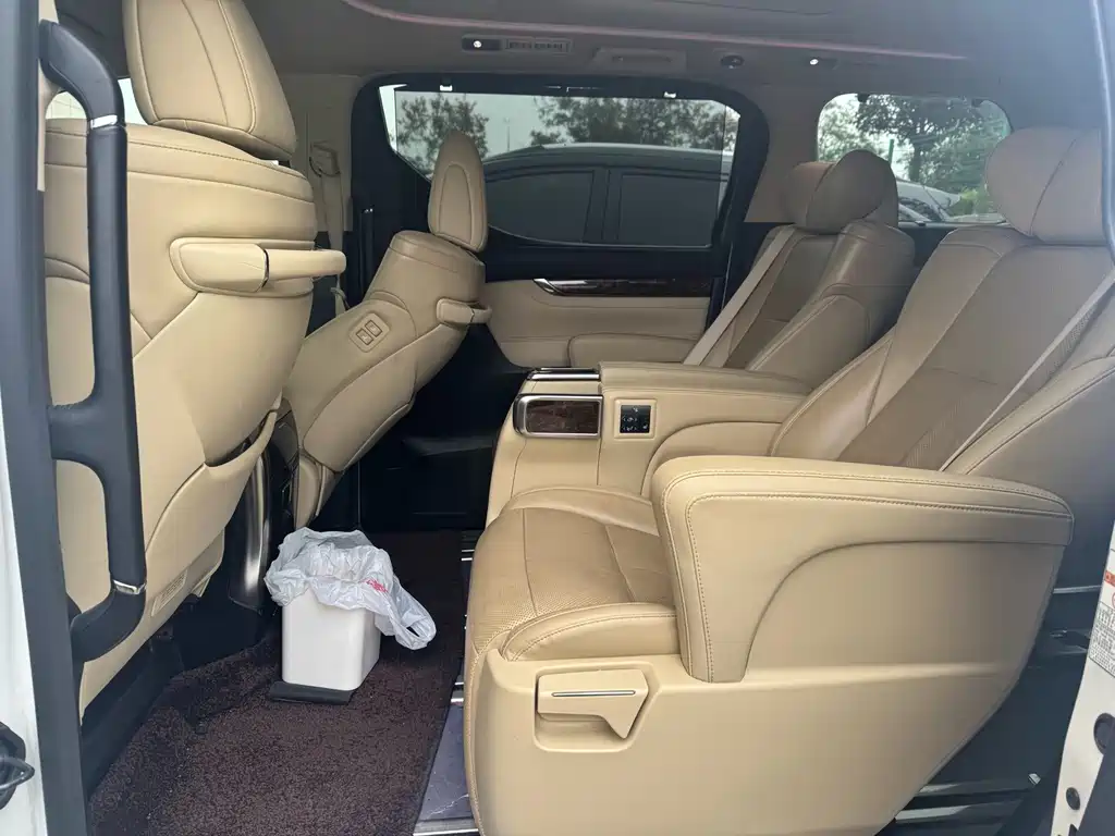 Toyota Alphard — фото 4