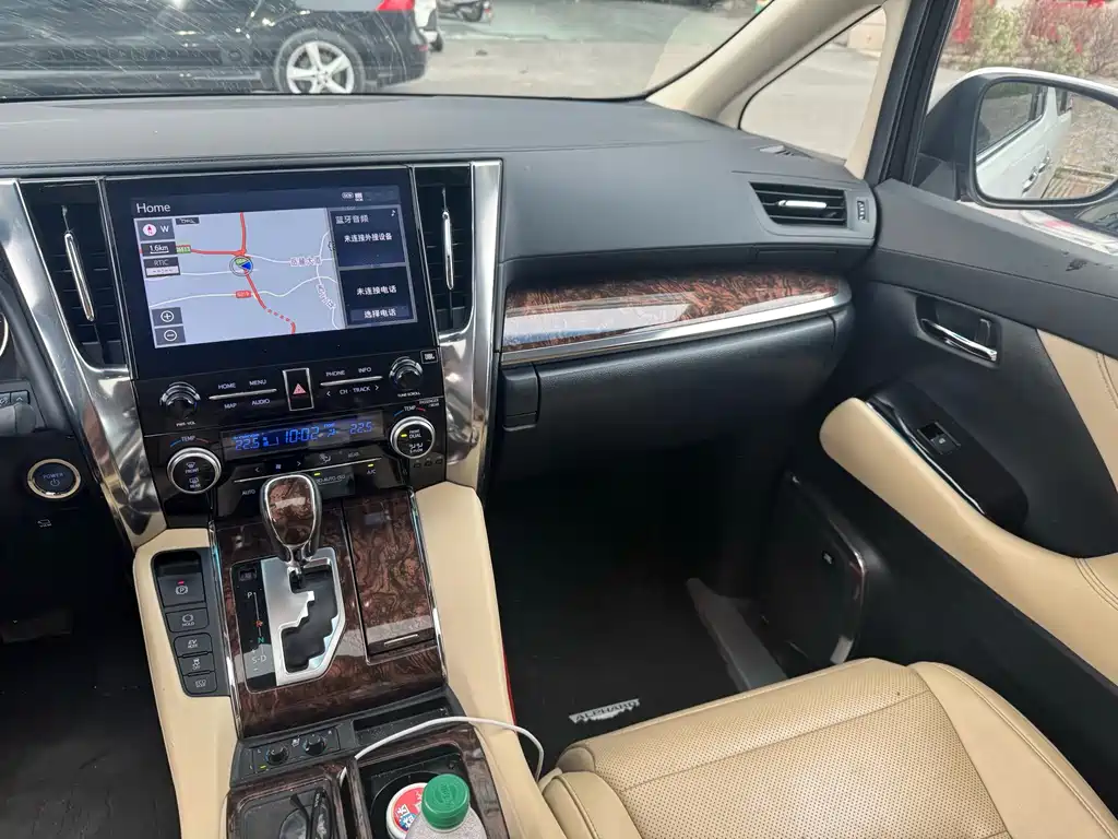 Toyota Alphard — фото 8