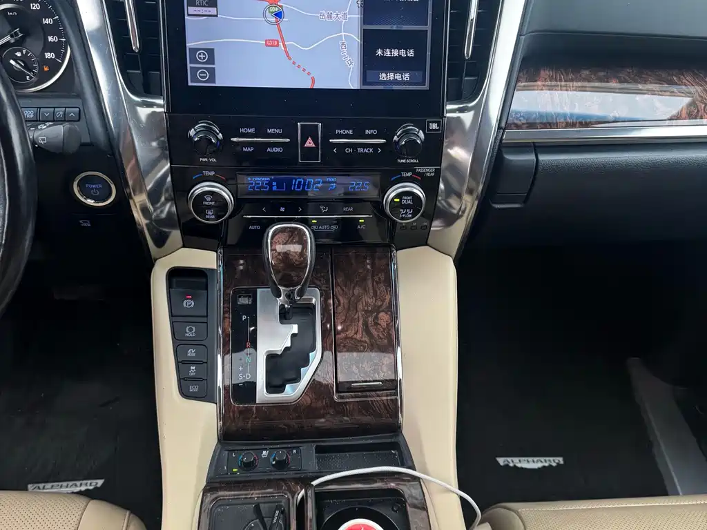 Toyota Alphard — фото 9