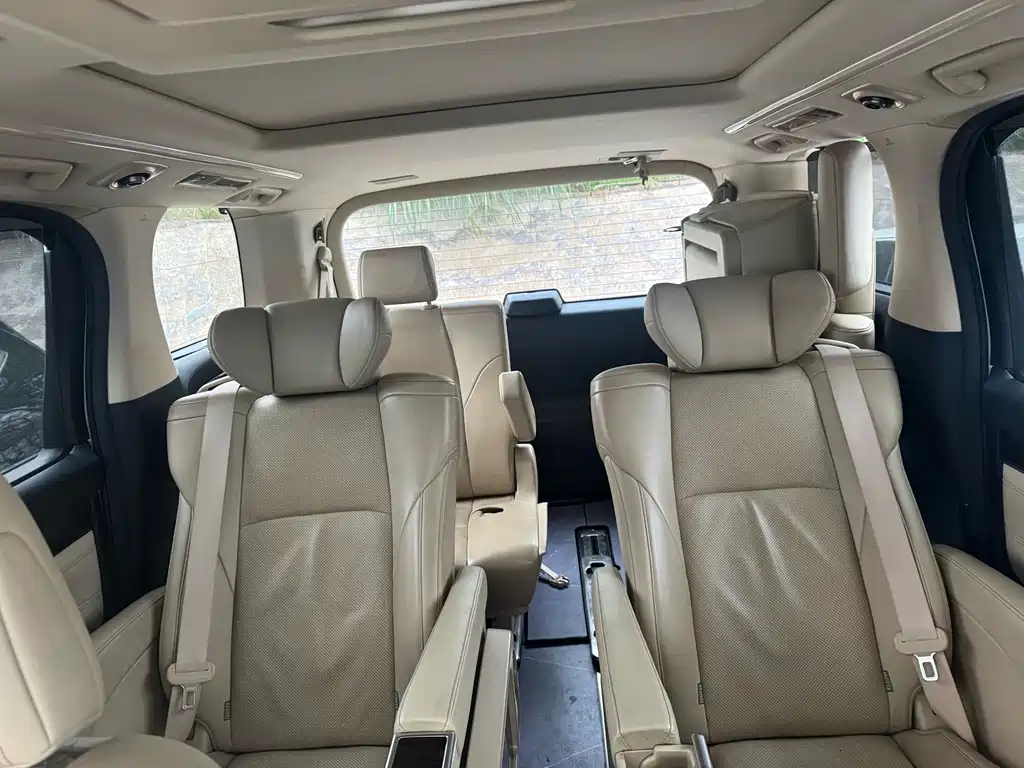 Toyota Alphard — фото 10