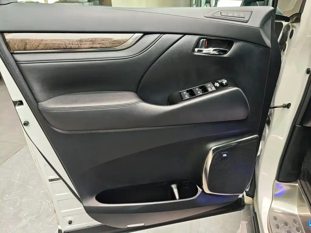 Toyota Vellfire — фото 5