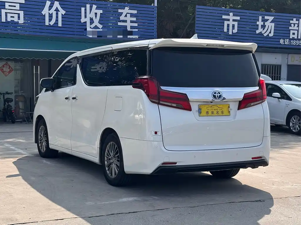 Toyota Alphard — фото 11
