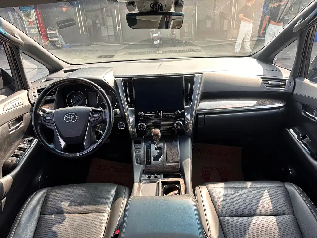 Toyota Alphard — фото 6
