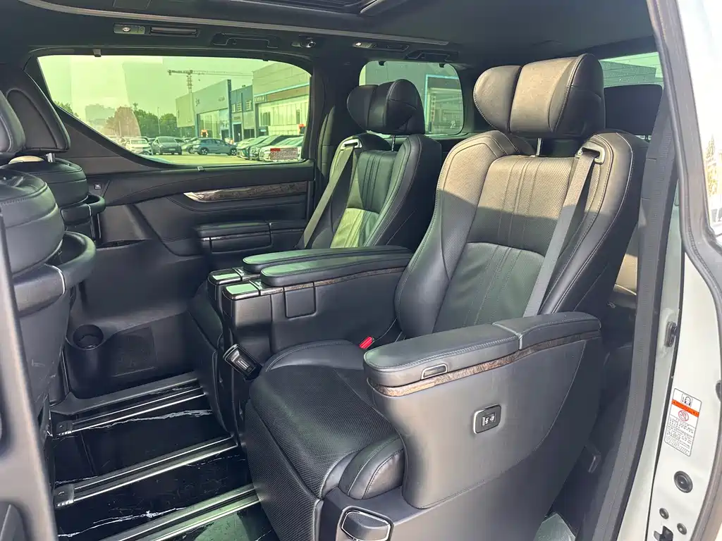 Toyota Alphard — фото 7