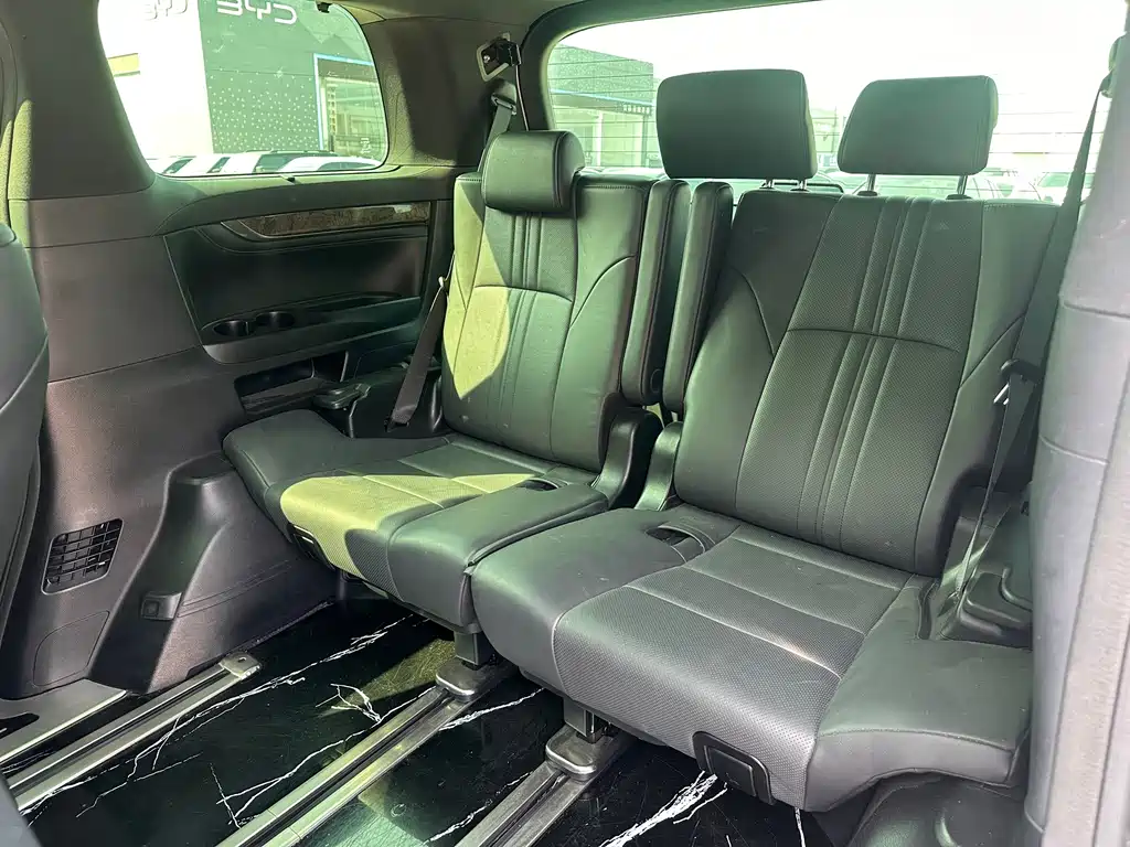 Toyota Alphard — фото 8