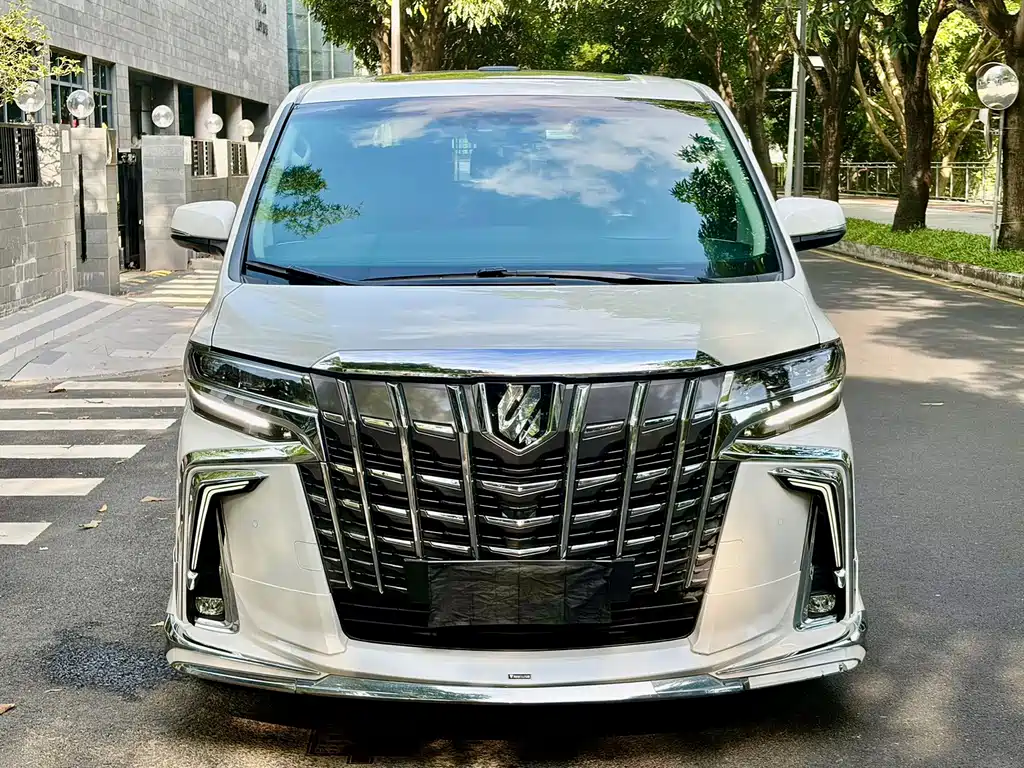Toyota Alphard — фото 2