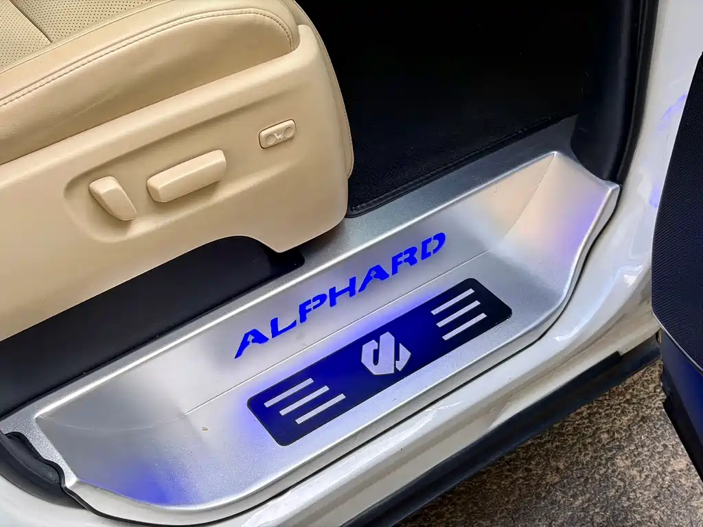 Toyota Alphard — фото 14
