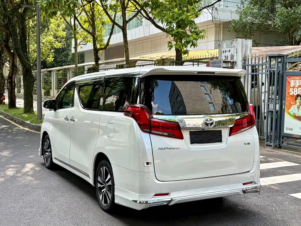 Toyota Alphard — фото 18