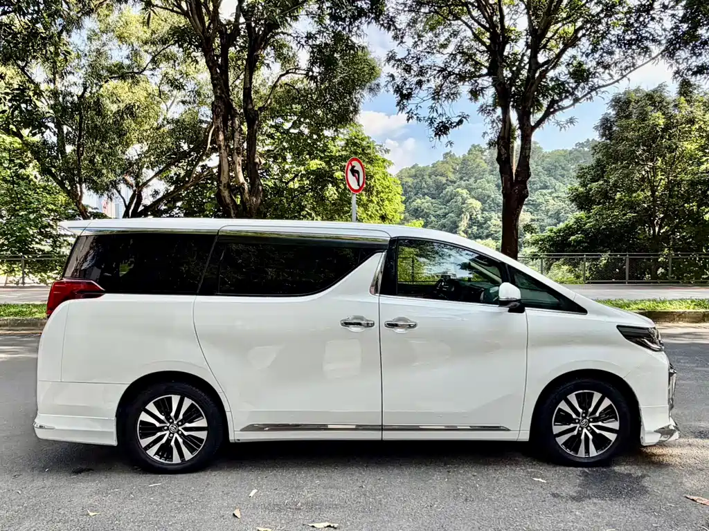 Toyota Alphard — фото 4