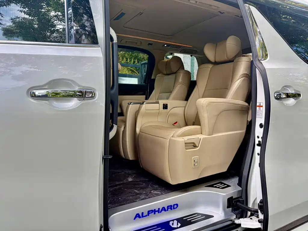 Toyota Alphard — фото 7