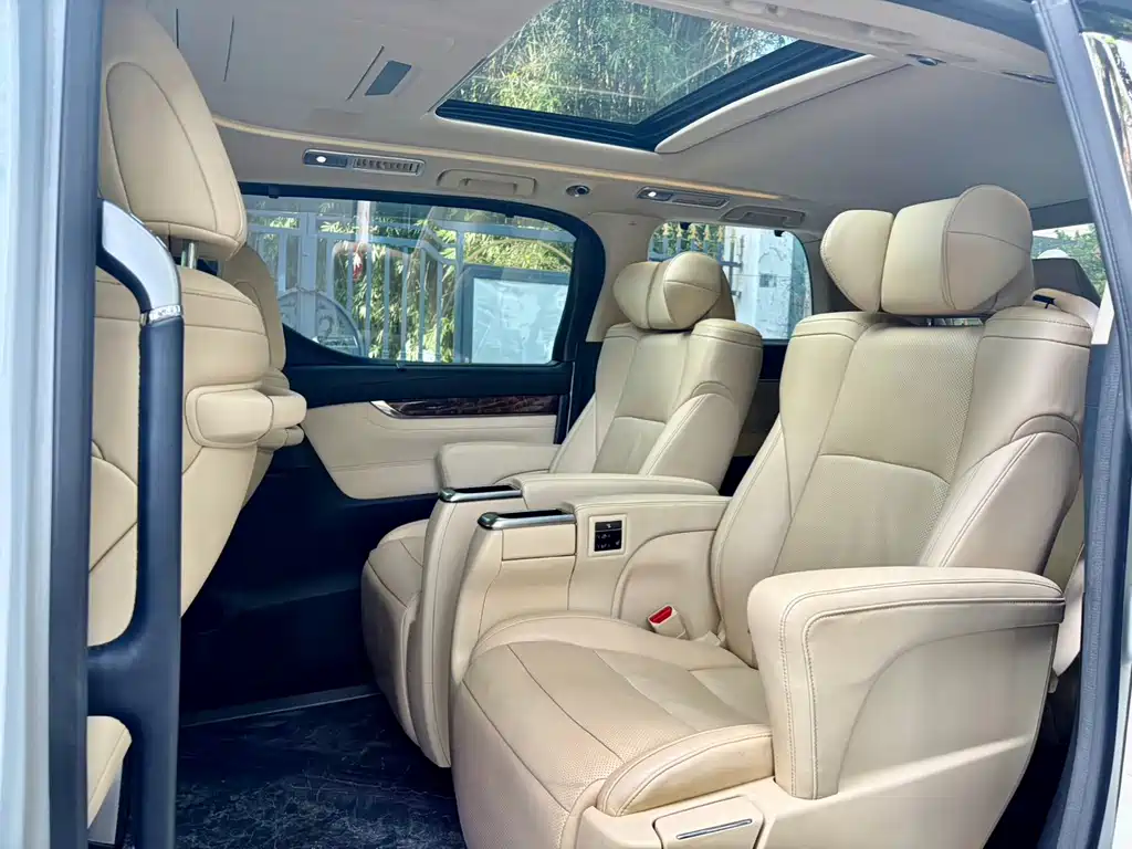 Toyota Alphard — фото 8
