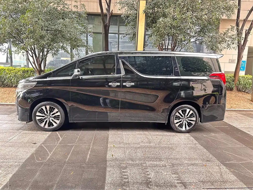 Toyota Alphard — фото 4