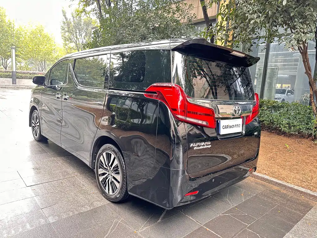 Toyota Alphard — фото 5