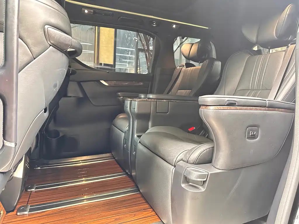 Toyota Alphard — фото 8