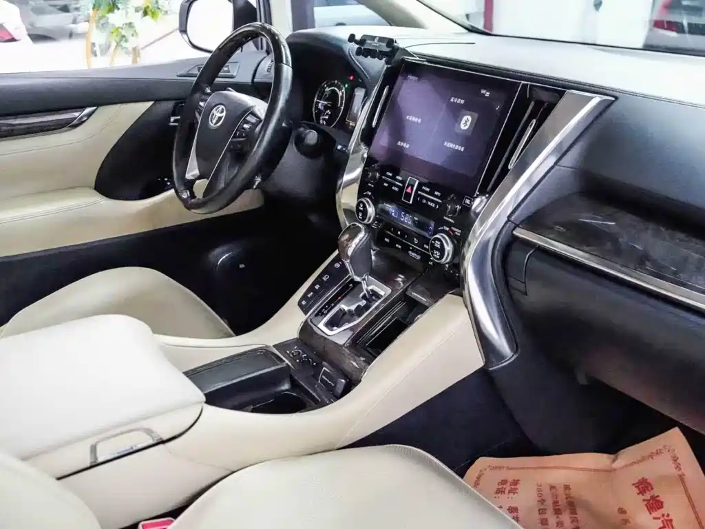 Toyota Alphard — фото 4