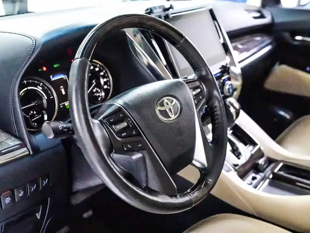 Toyota Alphard — фото 9