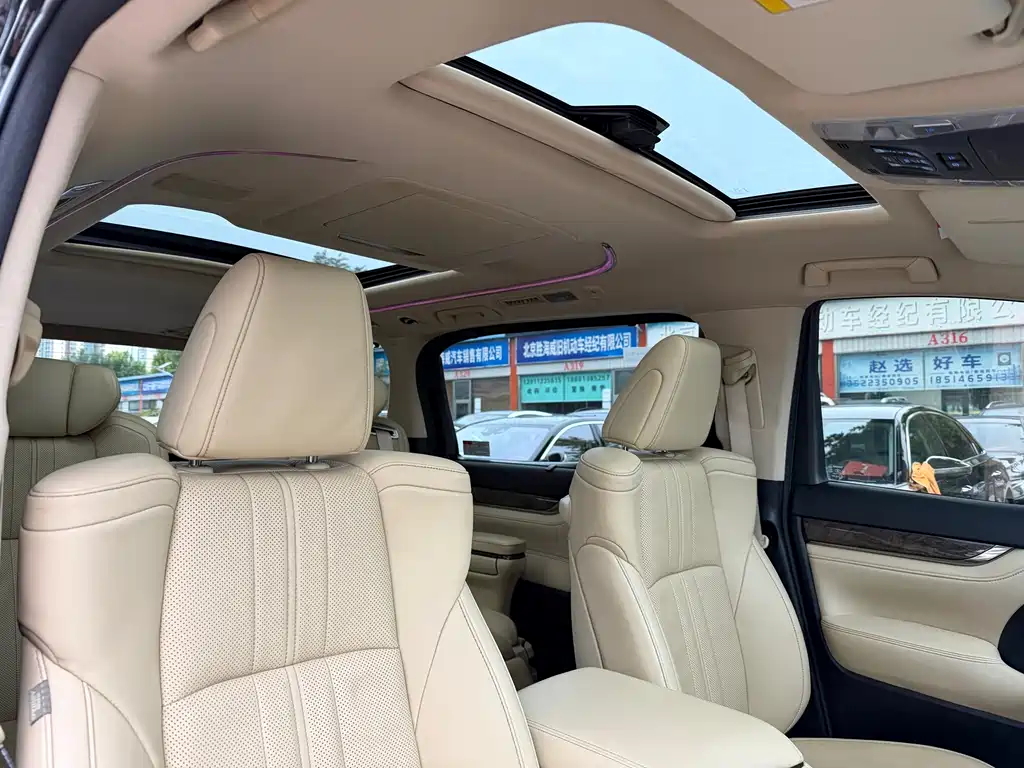 Toyota Alphard — фото 11