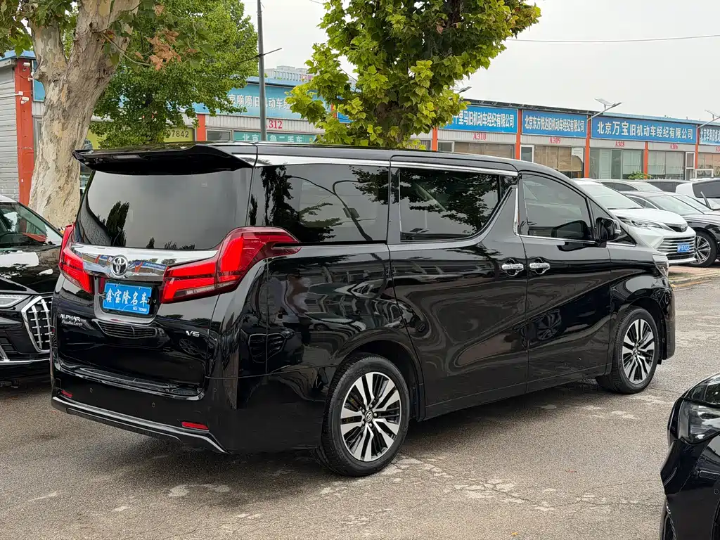 Toyota Alphard — фото 4