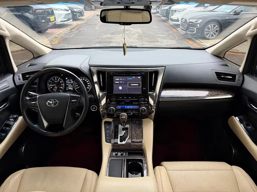 Toyota Alphard — фото 7