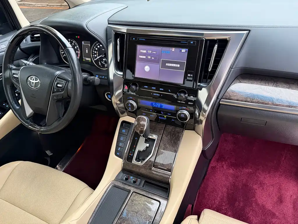 Toyota Alphard — фото 10