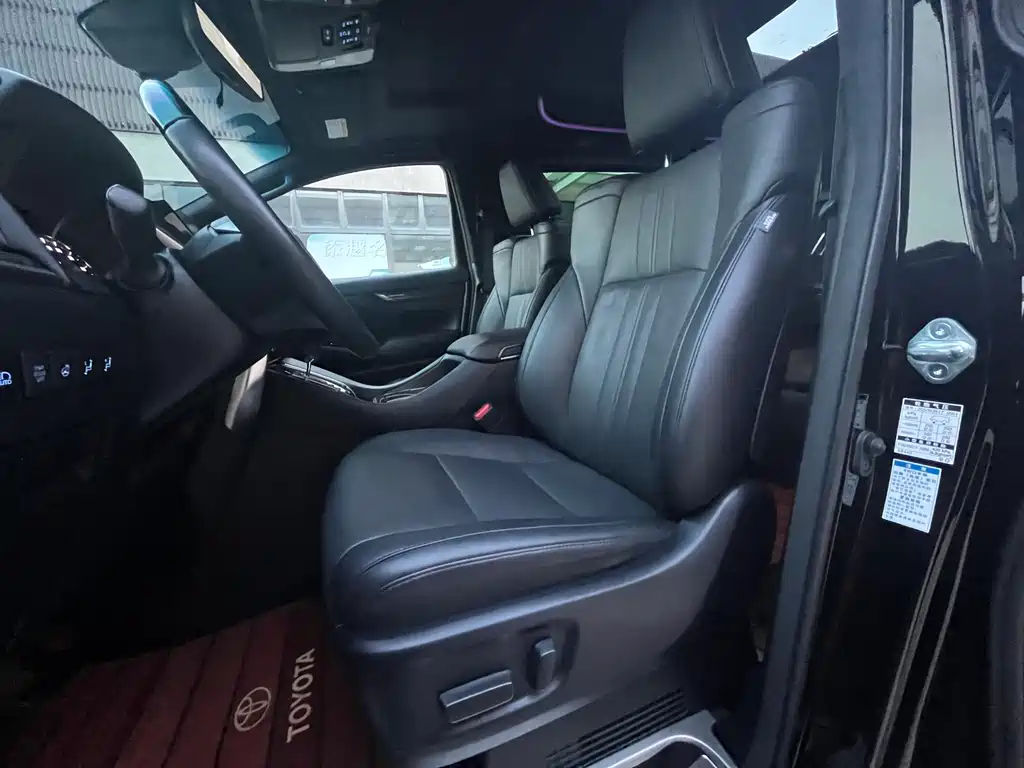 Toyota Alphard — фото 11