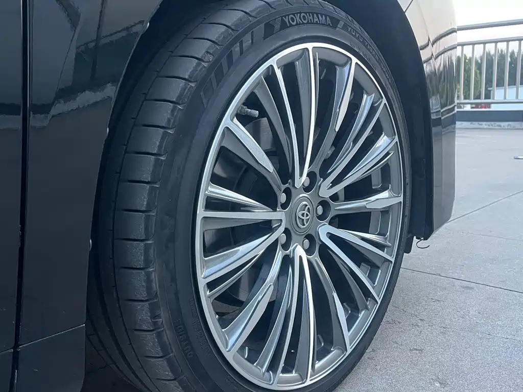Toyota Alphard — фото 13