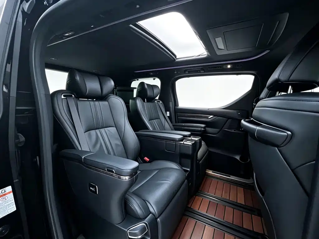 Toyota Alphard — фото 8