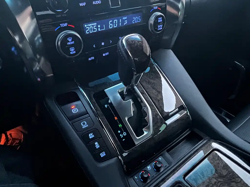 Toyota Alphard — фото 10